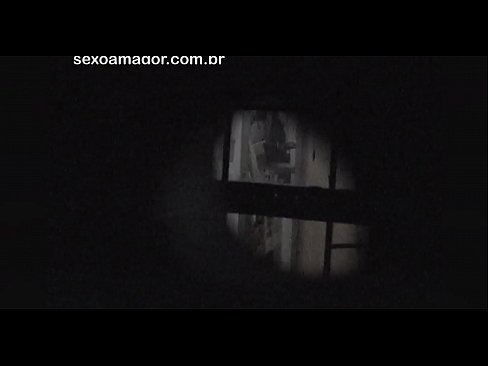 ❤️ Lourinho é filmado secretamente por um voyeur de bairro escondido atrás de tijolos ocos Porno russo em pt.porno-fuq.ru