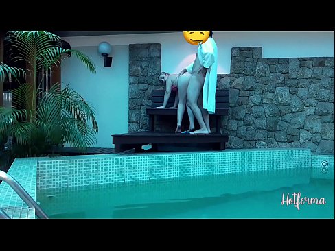 ❤️ Chefe convida criada para a piscina, mas não conseguiu resistir a um Porno russo em pt.porno-fuq.ru